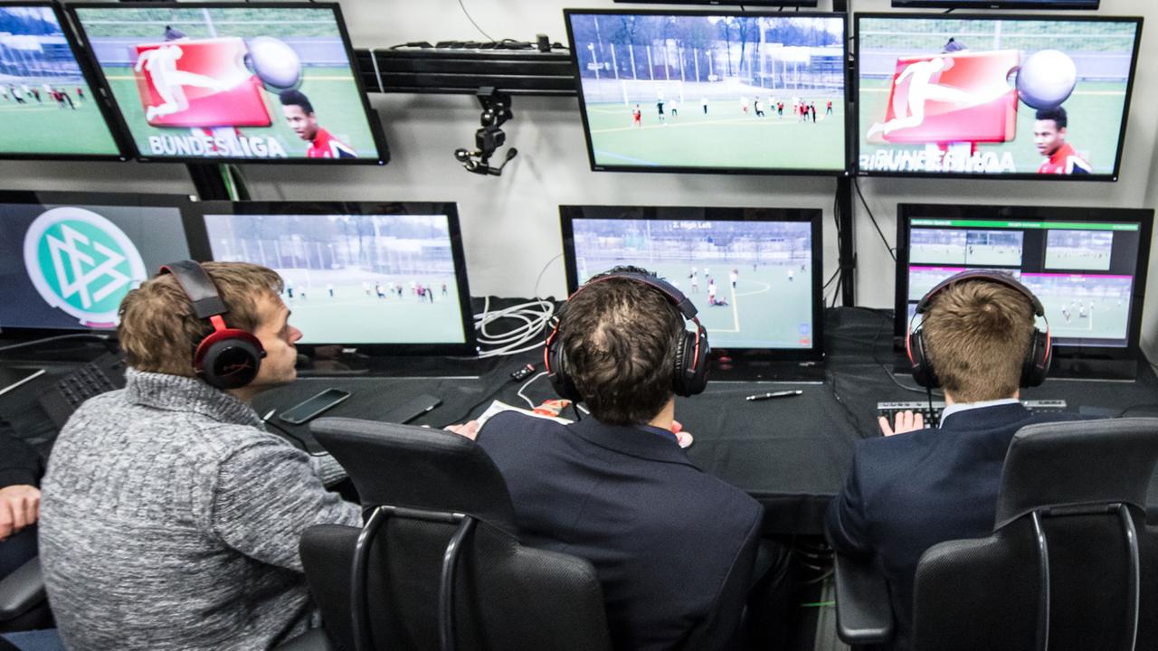 Mehrere Männer sitzen im Medienzentrum Köln vor den Bildschirmen des Video-Assistenten Mehrere Männer sitzen im Medienzentrum Köln vor den Bildschirmen des Video-Assistenten