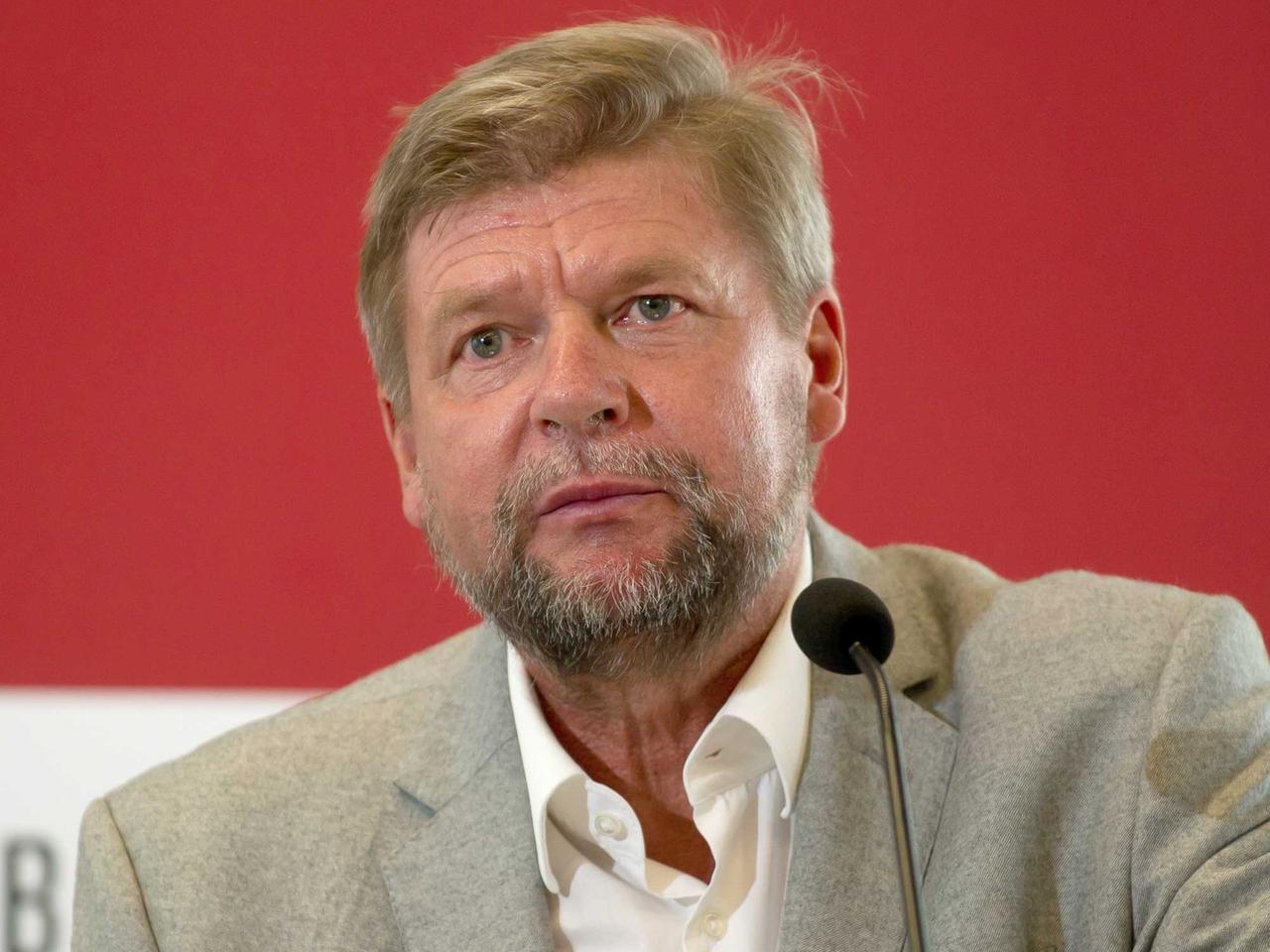 Klaus Schröder von der Freien Universität Berlin nimmt in Berlin an der Pressekonferenz für ein Projekt zur Erforschung der Opfer der innerdeutschen Grenze teil. Klaus Schröder von der Freien Universität Berlin nimmt in Berlin an der Pressekonferenz für ein Projekt zur Erforschung der Opfer der innerdeutschen Grenze teil.