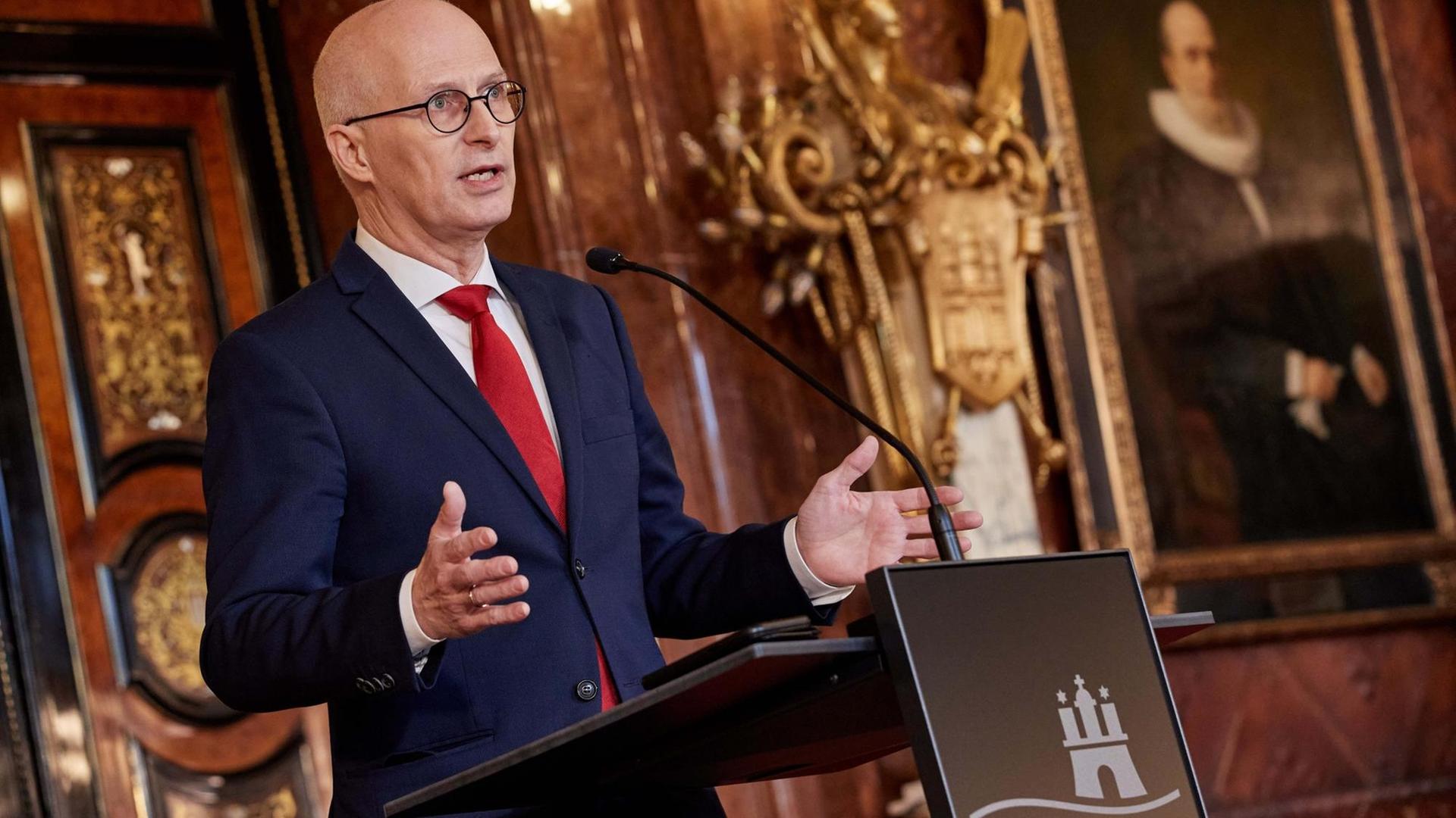 Peter Tschentscher (SPD), Erster Bürgermeister von Hamburg, gibt im Rathaus eine Pressekonferenz zur aktuellen Corona-Lage. Peter Tschentscher (SPD), Erster Bürgermeister von Hamburg, gibt im Rathaus eine Pressekonferenz zur aktuellen Corona-Lage.