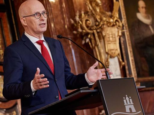 Peter Tschentscher (SPD), Erster Bürgermeister von Hamburg, gibt im Rathaus eine Pressekonferenz zur aktuellen Corona-Lage.