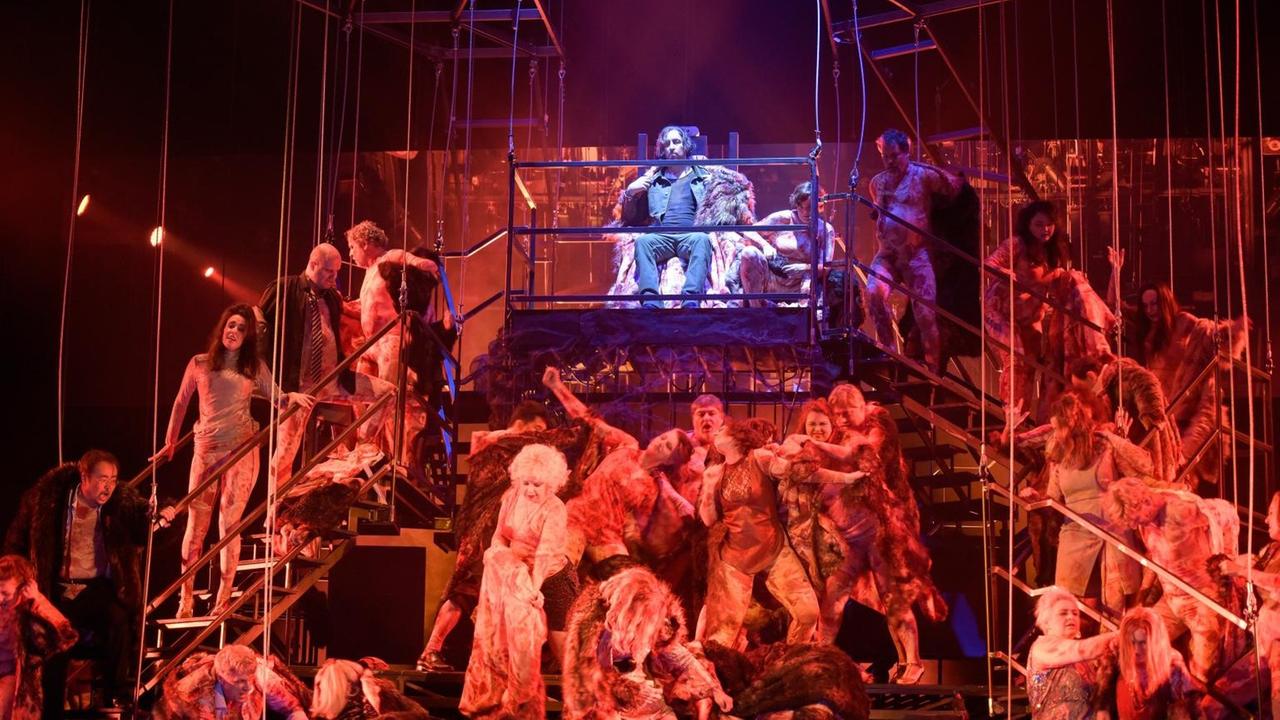 Mefistofele von Arrigo Boito Oper in einem Prolog, vier Akten und einem Epilog Libretto vom Komponisten nach Johann Wolfgang von Goethes Faust I und II. Auf dem Bild Mika Kares (Mefistofele) und Staatsopernchor Stuttgart. Mefistofele von Arrigo Boito Oper in einem Prolog, vier Akten und einem Epilog Libretto vom Komponisten nach Johann Wolfgang von Goethes Faust I und II. Auf dem Bild Mika Kares (Mefistofele) und Staatsopernchor Stuttgart.
