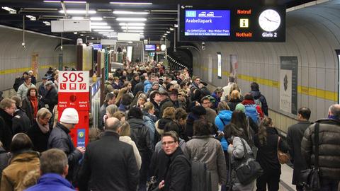 Eine Menschenmenge auf dem Bahnsteig der S-Bahn U4 in München