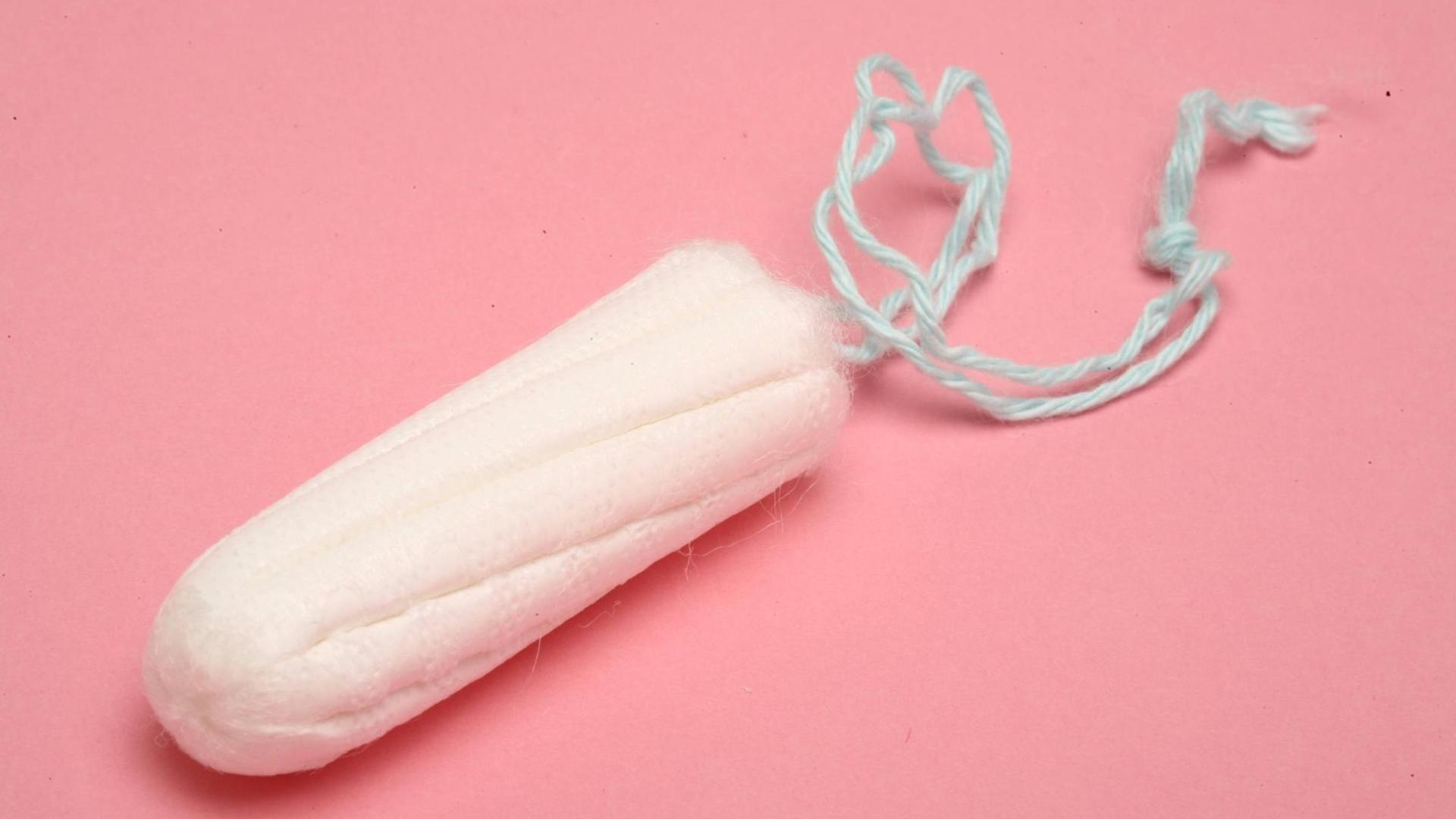 Tampon auf rosa Hintergrund Tampon auf rosa Hintergrund