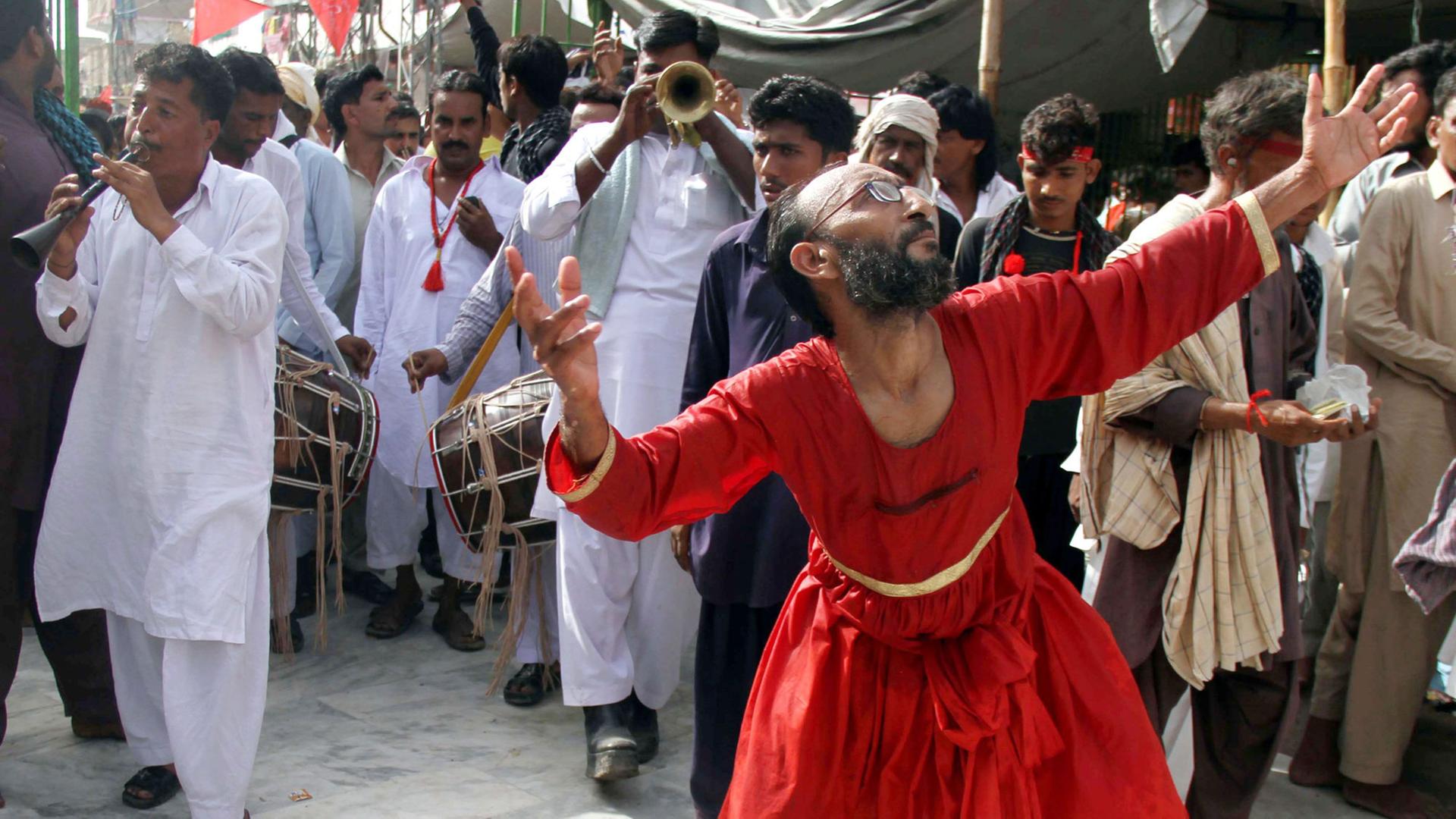 Tanzen mit Hingabe am Qalandar-Schrein in Sehwan Sharif Tanzen mit Hingabe am Qalandar-Schrein in Sehwan Sharif