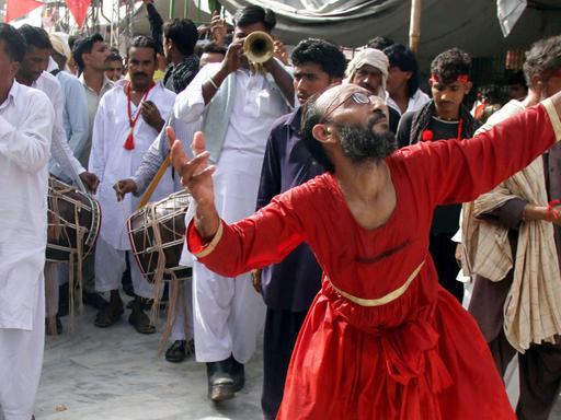 Tanzen mit Hingabe am Qalandar-Schrein in Sehwan Sharif