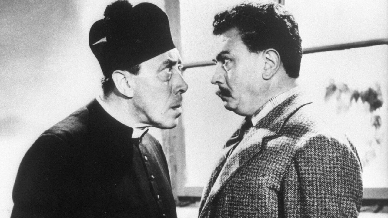Szene aus einem "Don Camillo und Peppone"-Film: Luigi Cervi (r.) Rolle als kommunistischer Bürgermeister mit Fernand Joseph Desire Contandin als Pfarrer. Szene aus einem "Don Camillo und Peppone"-Film: Luigi Cervi (r.) Rolle als kommunistischer Bürgermeister mit Fernand Joseph Desire Contandin als Pfarrer.