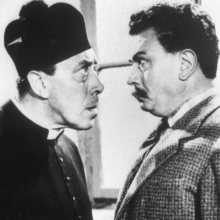 Szene aus einem "Don Camillo und Peppone"-Film: Luigi Cervi (r.) Rolle als kommunistischer Bürgermeister mit Fernand Joseph Desire Contandin als Pfarrer.