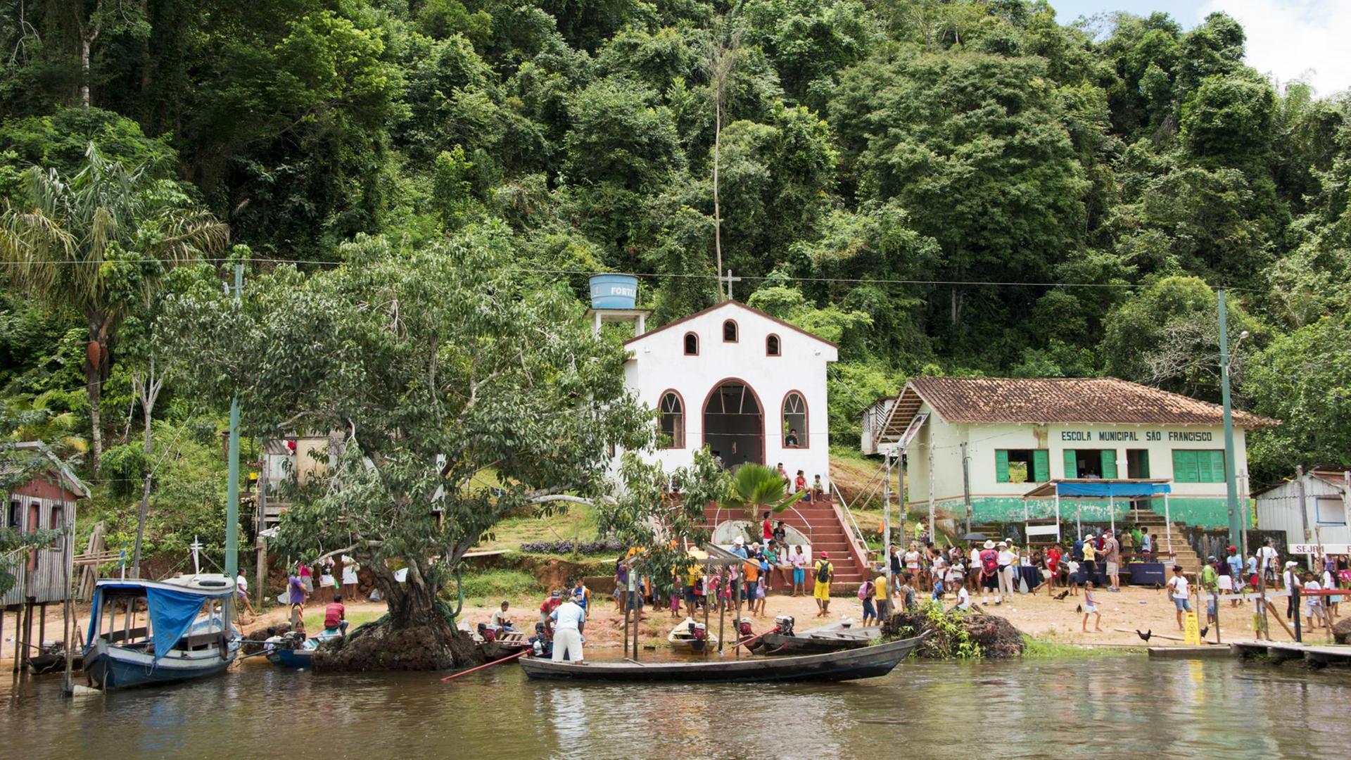 Blick auf die katholische Kirche und die Schule in Boca da Valeria am Ufer des Amazonas, Brasilien Blick auf die katholische Kirche und die Schule in Boca da Valeria am Ufer des Amazonas, Brasilien