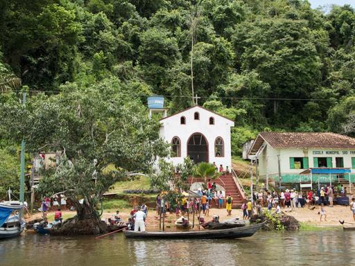 Blick auf die katholische Kirche und die Schule in Boca da Valeria am Ufer des Amazonas, Brasilien