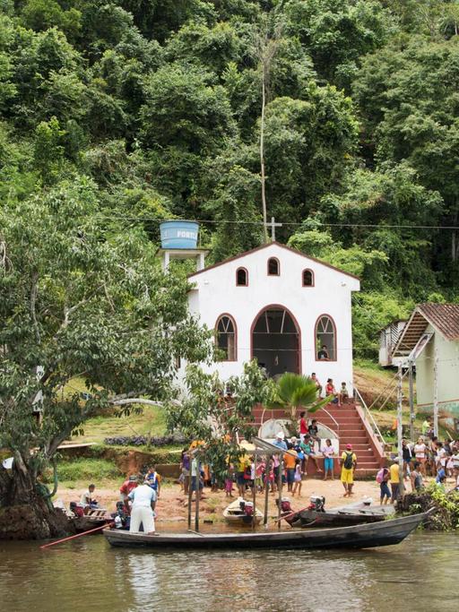Blick auf die katholische Kirche und die Schule in Boca da Valeria am Ufer des Amazonas, Brasilien
