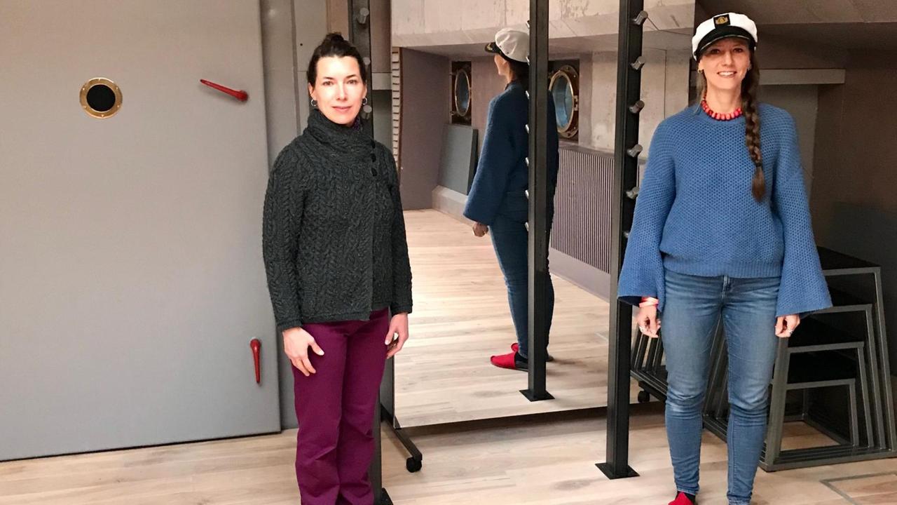 Yoga-Lehrerin Anastasia (l.) und Schiffsbesitzerin Friederike auf dem Kultur- und Sport-Kahn "Paula" auf der Rummelsburger Bucht. Yoga-Lehrerin Anastasia (l.) und Schiffsbesitzerin Friederike auf dem Kultur- und Sport-Kahn "Paula" auf der Rummelsburger Bucht.