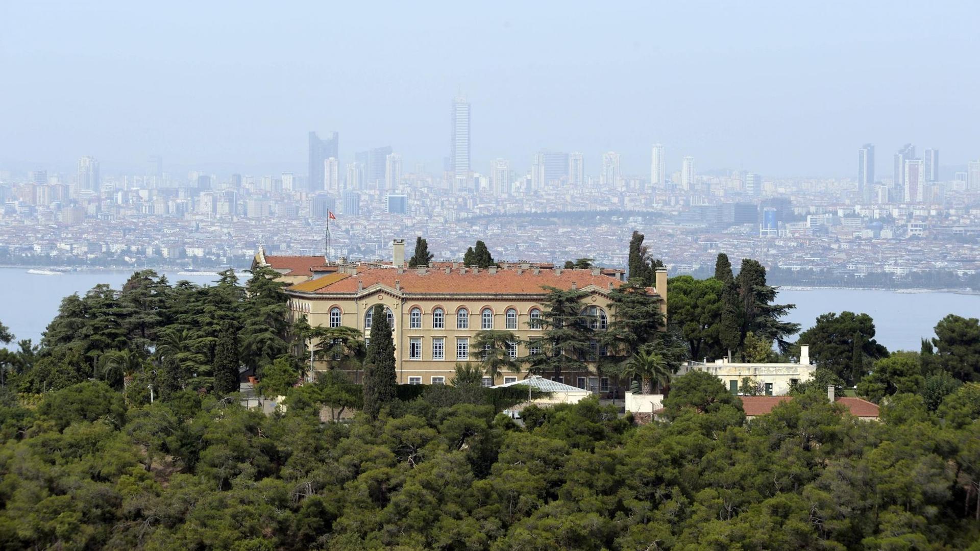 Das Seminar von Halki auf der Insel Heybeliada bei Istanbul. Das Seminar von Halki auf der Insel Heybeliada bei Istanbul.