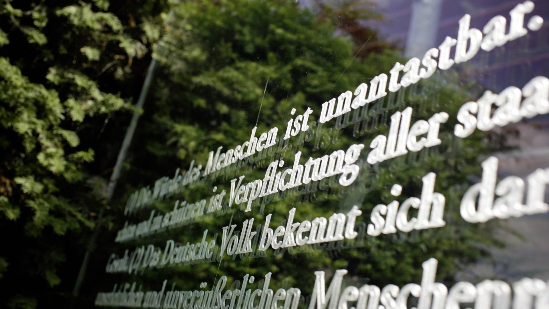 Artikel 1 des Deutschen Grundgesetzes . Die Wuerde des Menschen ist unantastbar . Kunstwerk Grundgesetz 49 des israelische Kuenstlers Dani Karavan an den Buerogebaeuden des Deutschen Bundestags . Berlin , Deutschland . Artikel 1 des Deutschen Grundgesetzes . Die Wuerde des Menschen ist unantastbar . Kunstwerk Grundgesetz 49 des israelische Kuenstlers Dani Karavan an den Buerogebaeuden des Deutschen Bundestags . Berlin , Deutschland .