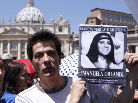 Pietro Orlandi, der Bruder der auf mysteriöse Weise vermissten Emanuela Orlandi hält auf dem Petersplatz in Vatikanstadt ein Foto seiner verschwundenen Schwester in den Händen.