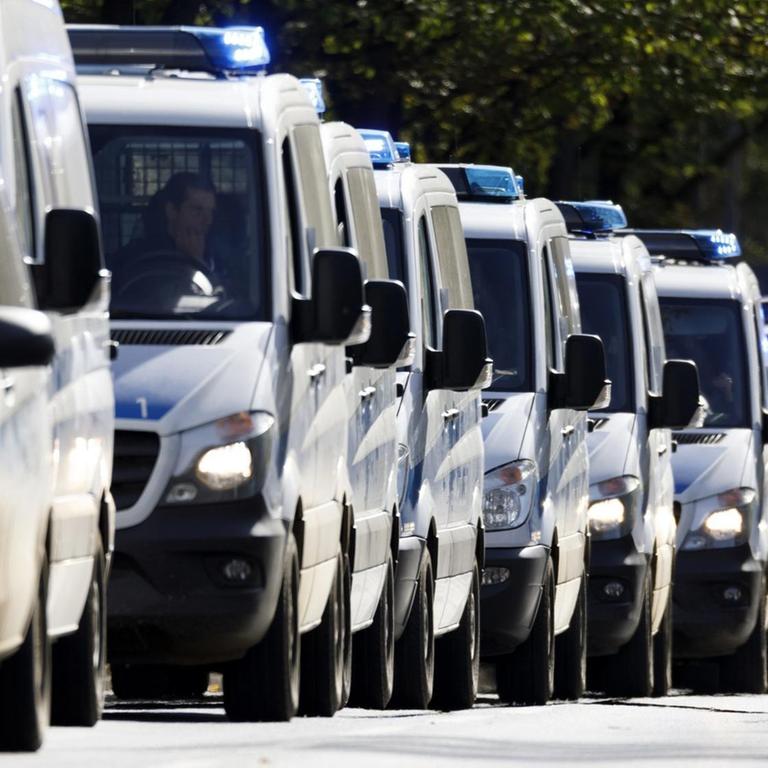 Eine Reihe von Polizeieinsatzwagen in Köln
