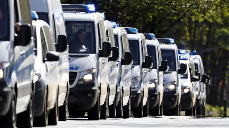 Eine Reihe von Polizeieinsatzwagen in Köln