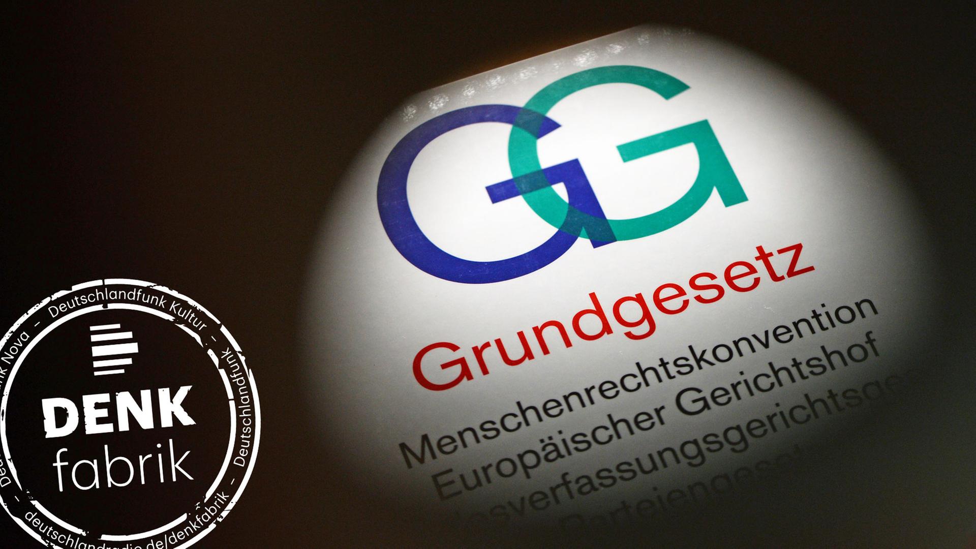 Eine Ausgabe des Grundgesetzes, fotografiert am 04.11.2015 in Berlin. Versehen mit Denkfabrik-Stempel Eine Ausgabe des Grundgesetzes, fotografiert am 04.11.2015 in Berlin. Versehen mit Denkfabrik-Stempel