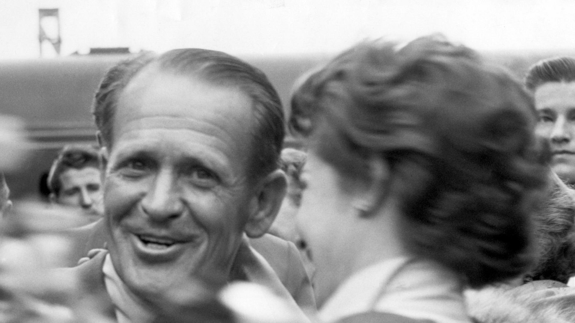 Der einstige Fußball-Bundestrainer Sepp Herberger (l.) wird nach der Rückkehr vom WM-Turnier 1954 in der Schweiz auf dem Münchner Hauptbahnhof stürmisch begrüßt. Der einstige Fußball-Bundestrainer Sepp Herberger (l.) wird nach der Rückkehr vom WM-Turnier 1954 in der Schweiz auf dem Münchner Hauptbahnhof stürmisch begrüßt.