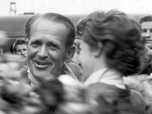 Der einstige Fußball-Bundestrainer Sepp Herberger (l.) wird nach der Rückkehr vom WM-Turnier 1954 in der Schweiz auf dem Münchner Hauptbahnhof stürmisch begrüßt.