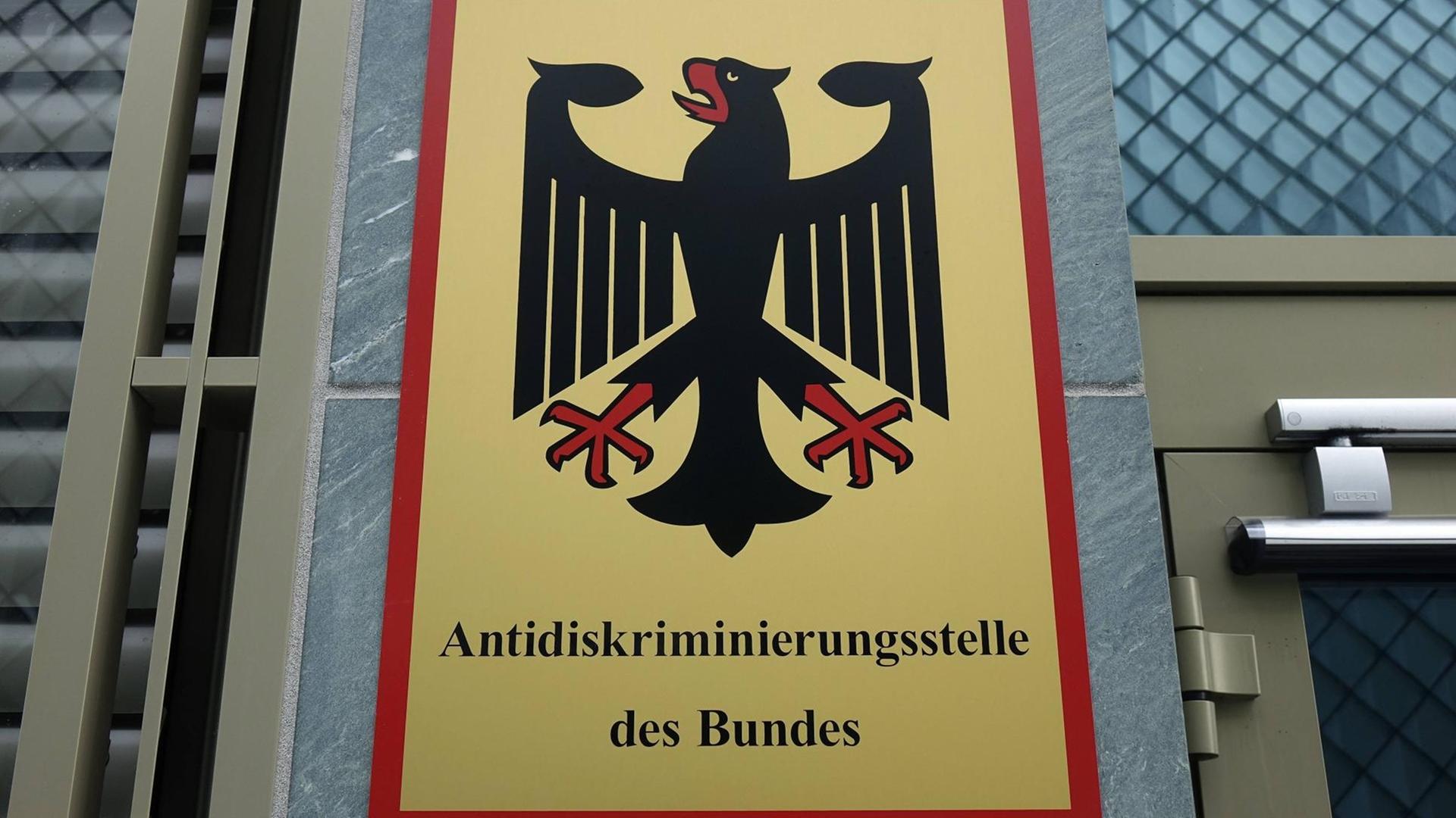 Das Schild von der Anti-Diskriminierungs-Stelle hängt an einer Tür. Das Schild von der Anti-Diskriminierungs-Stelle hängt an einer Tür.