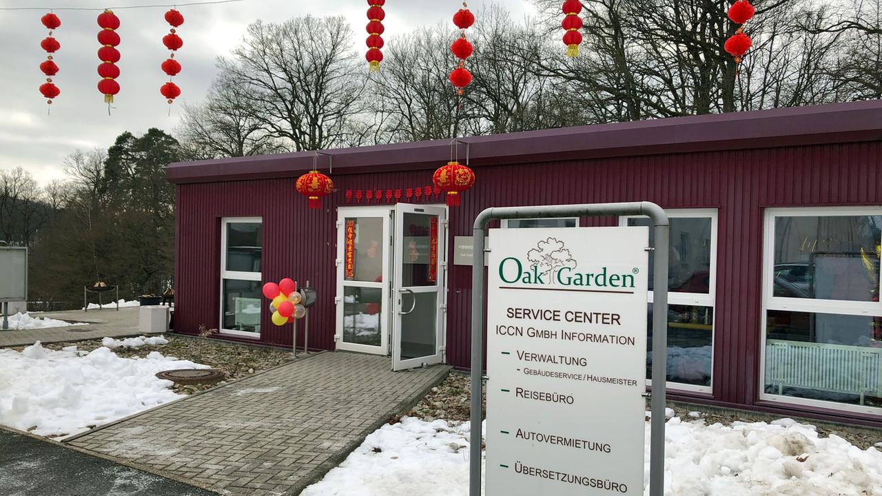 "Oak Garden" ist eine Siedlung von Chinesen in dem Hunsrück-Ort Hoppstedten-Weiersbach. "Oak Garden" ist eine Siedlung von Chinesen in dem Hunsrück-Ort Hoppstedten-Weiersbach.
