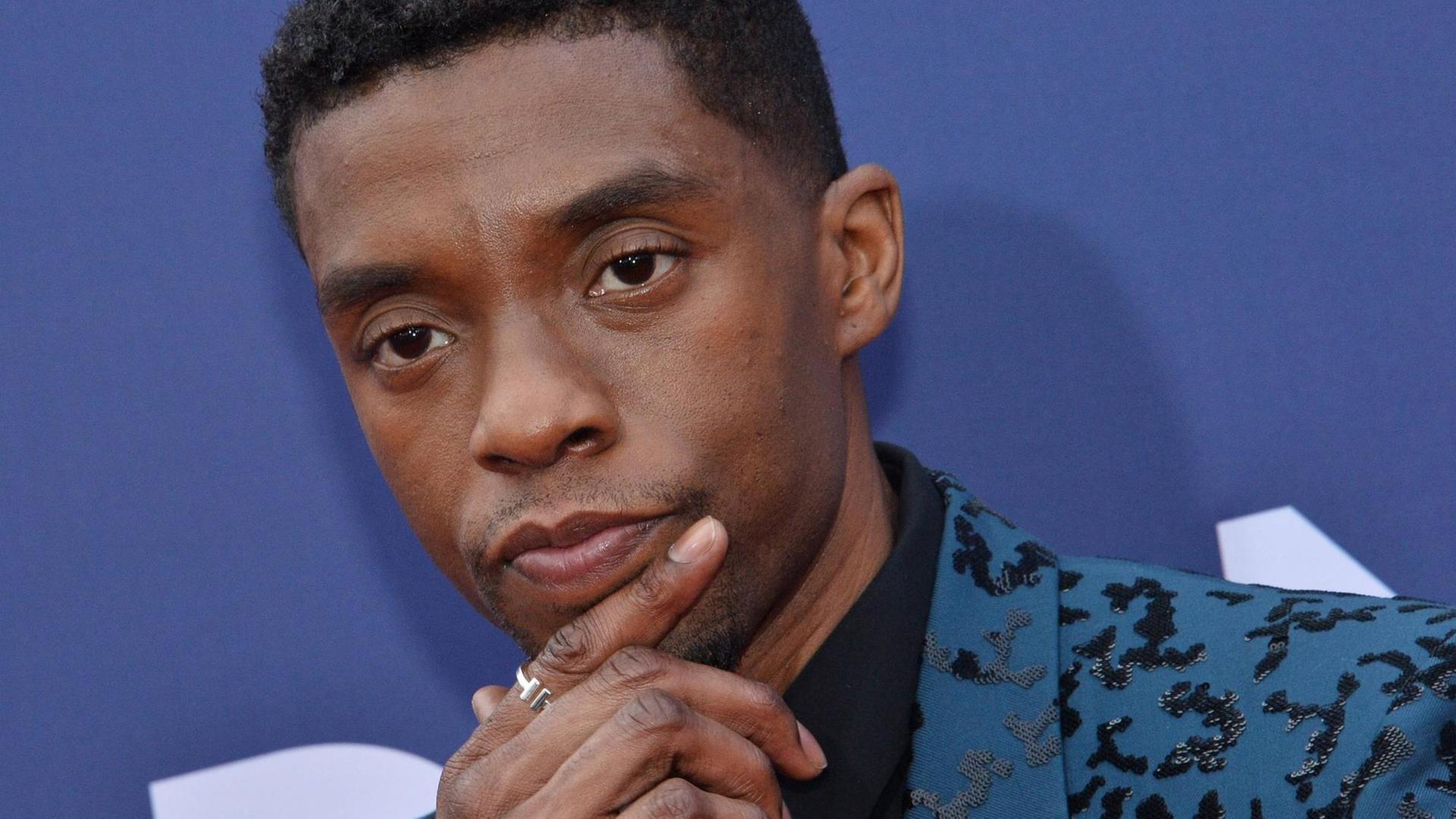 US-Schauspieler Chadwick Boseman bei einer Gala zu Ehren seines Schauspielkollegen Denzel Washington. US-Schauspieler Chadwick Boseman bei einer Gala zu Ehren seines Schauspielkollegen Denzel Washington.