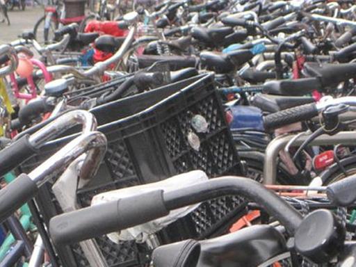 In den Städten gibt es zu wenig Parkplätze für Fahrräder.