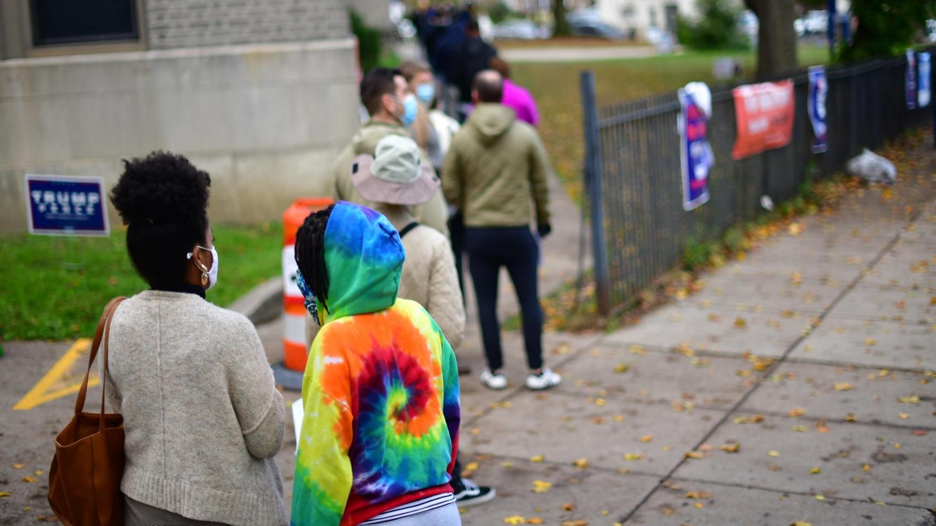Menschen warten vor einem Wahllokal in Philadelphia/ Pennsylvania darauf, ihre Stimme für die US-Präsidentschaftswahl 2020 abgeben zu können Menschen warten vor einem Wahllokal in Philadelphia/ Pennsylvania darauf, ihre Stimme für die US-Präsidentschaftswahl 2020 abgeben zu können