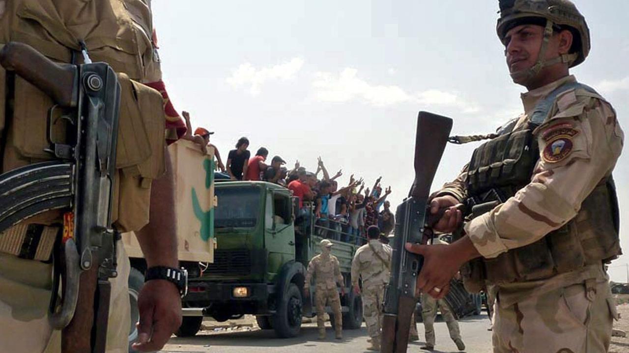 Die irakische Armee transportiert Freiwillige auf Militär-Lastwagen nach Bagdad. Die irakische Armee transportiert Freiwillige auf Militär-Lastwagen nach Bagdad.