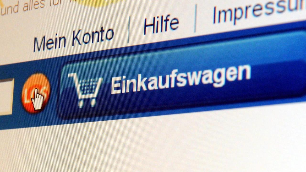 Der Mousezeiger eines Computers zeigt auf einer Seite des Internet-Handels von Amazon auf die Funktion Einkaufswagen Der Mousezeiger eines Computers zeigt auf einer Seite des Internet-Handels von Amazon auf die Funktion Einkaufswagen