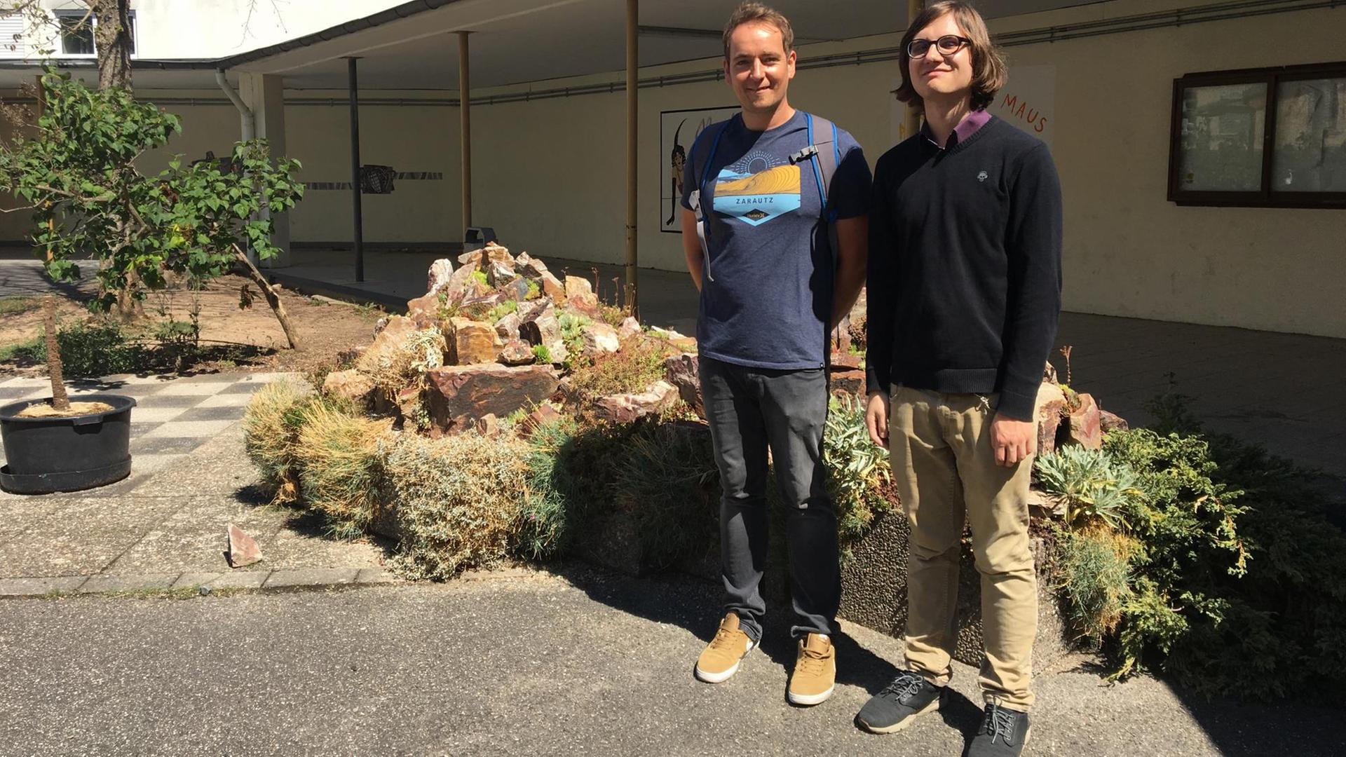 Geografie-Lehrer Christian Wittlich (links) mit AG-Mitglied François Rodewald, Klasse 13. Geografie-Lehrer Christian Wittlich (links) mit AG-Mitglied François Rodewald, Klasse 13.
