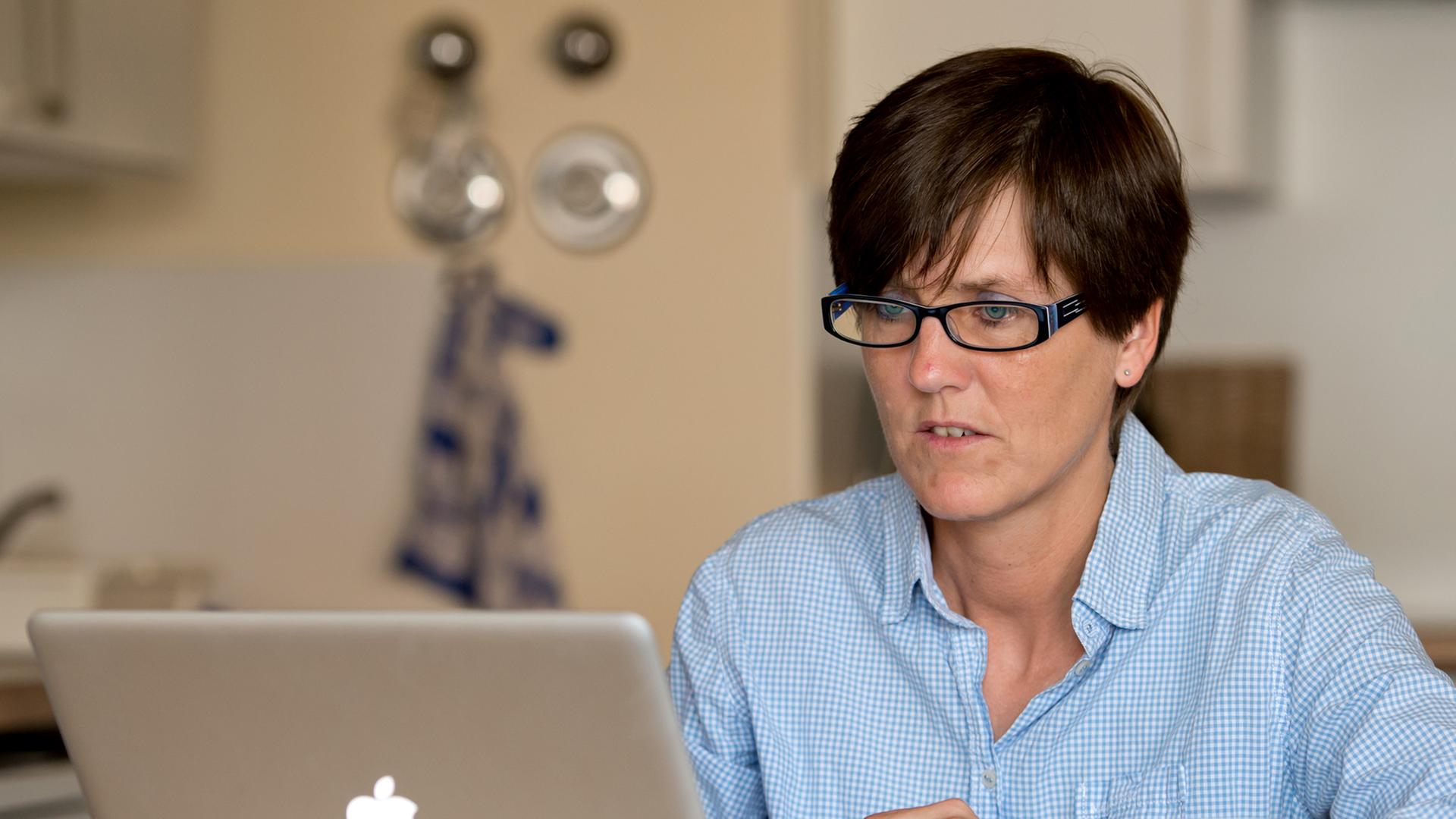 Die inzwischen freigestellte Mitarbeiterin des Hamburger Jobcenters, Inge Hannemann, sitzt am 05.08.2013 in ihrer Wohnung in Hamburg an einem Computer. Hannemann, zuständig für Hartz IV-Bezieher, lehnt das «System Hartz IV» lautstark als menschenunwürdig ab. Dafür wurde sie suspendiert und wehrt sich dagegen ab dem 28.08.2013 vor dem Amtsgericht in Hamburg. Die inzwischen freigestellte Mitarbeiterin des Hamburger Jobcenters, Inge Hannemann, sitzt am 05.08.2013 in ihrer Wohnung in Hamburg an einem Computer. Hannemann, zuständig für Hartz IV-Bezieher, lehnt das «System Hartz IV» lautstark als menschenunwürdig ab. Dafür wurde sie suspendiert und wehrt sich dagegen ab dem 28.08.2013 vor dem Amtsgericht in Hamburg.