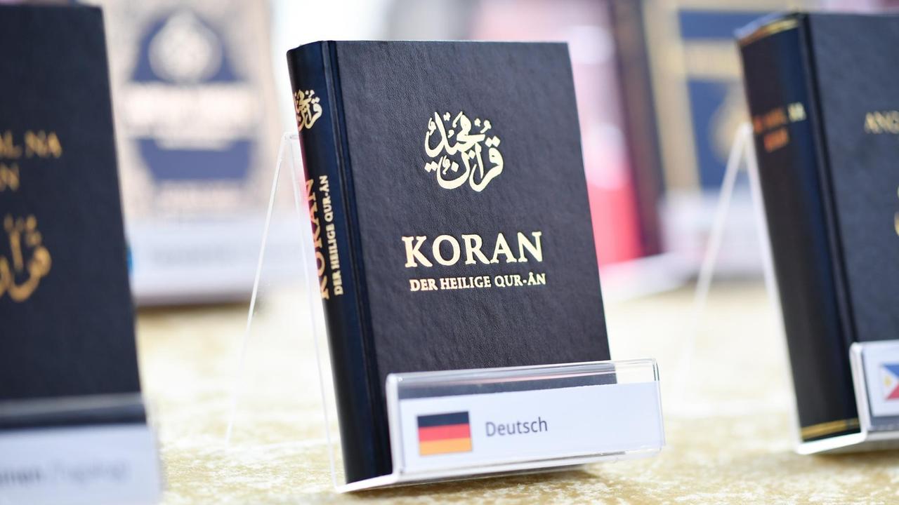 Eine deutsche Koran-Übersetzung der islamischen Religionsgemeinschaft Ahmadiyya Muslim Jamaat (AMJ) steht am 02.09.2016 in Rheinstetten (Baden-Württemberg) in der dm-Arena auf einem Tisch.