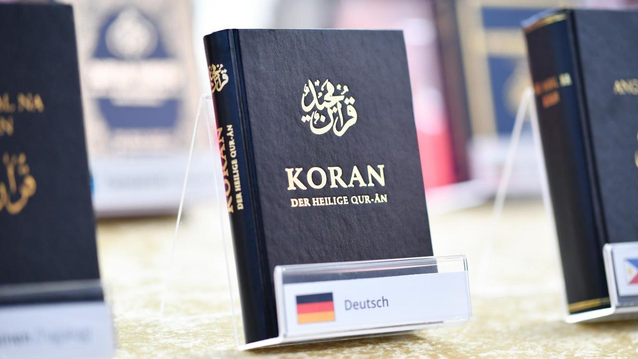 Eine deutsche Koran-Übersetzung der islamischen Religionsgemeinschaft Ahmadiyya Muslim Jamaat (AMJ) steht am 02.09.2016 in Rheinstetten (Baden-Württemberg) in der dm-Arena auf einem Tisch. Eine deutsche Koran-Übersetzung der islamischen Religionsgemeinschaft Ahmadiyya Muslim Jamaat (AMJ) steht am 02.09.2016 in Rheinstetten (Baden-Württemberg) in der dm-Arena auf einem Tisch.