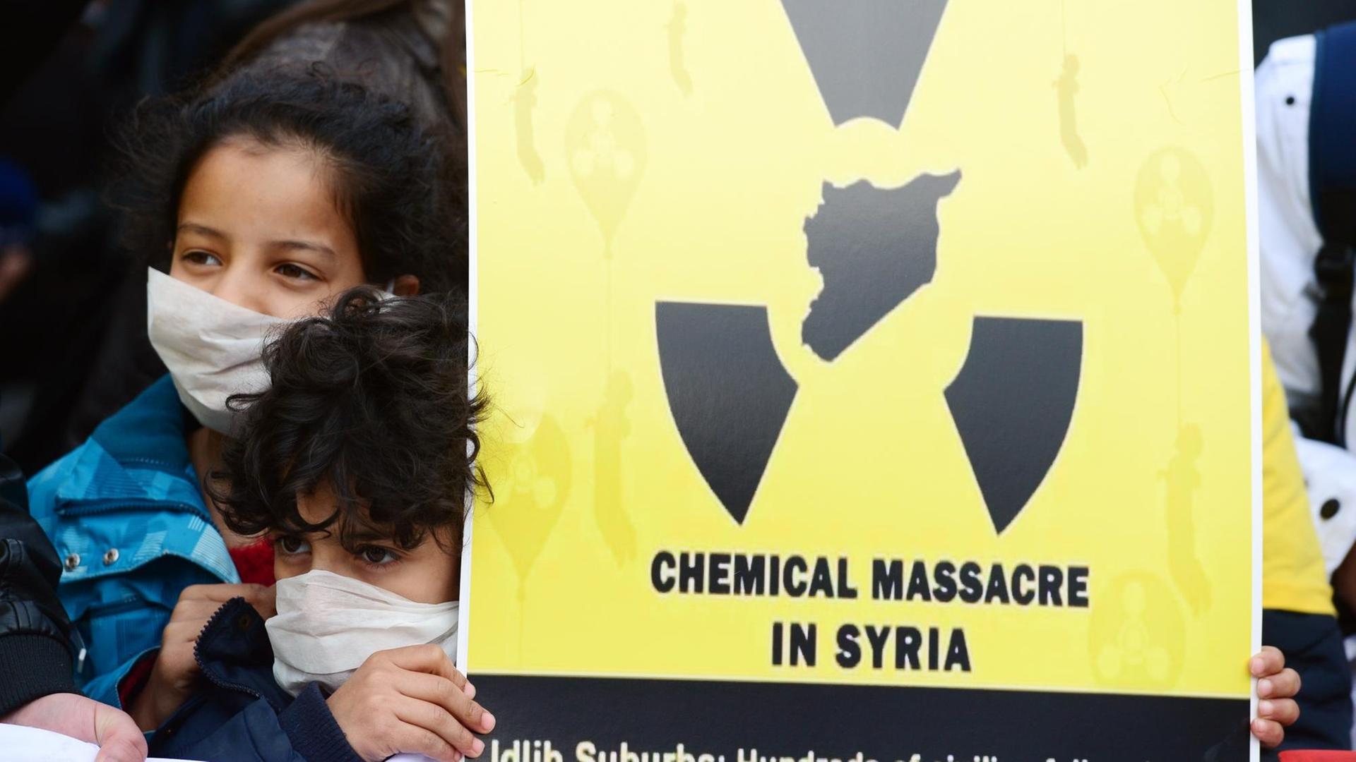 Mitglieder der deutsch-syrischen Solidaritätsorganisation "Adopt a Revolution"und andere Demonstranten protestieren am 05.04.2017 vor der russischen Botschaft in Berlin gegen den Einsatz von Chemiewaffen in Syrien. Der Protest richtet sich auch gegen die Unterstützung der Assad-Regierung durch Russland. Foto: Maurizio Gambarini/dpa | Verwendung weltweit Mitglieder der deutsch-syrischen Solidaritätsorganisation "Adopt a Revolution"und andere Demonstranten protestieren am 05.04.2017 vor der russischen Botschaft in Berlin gegen den Einsatz von Chemiewaffen in Syrien. Der Protest richtet sich auch gegen die Unterstützung der Assad-Regierung durch Russland. Foto: Maurizio Gambarini/dpa | Verwendung weltweit