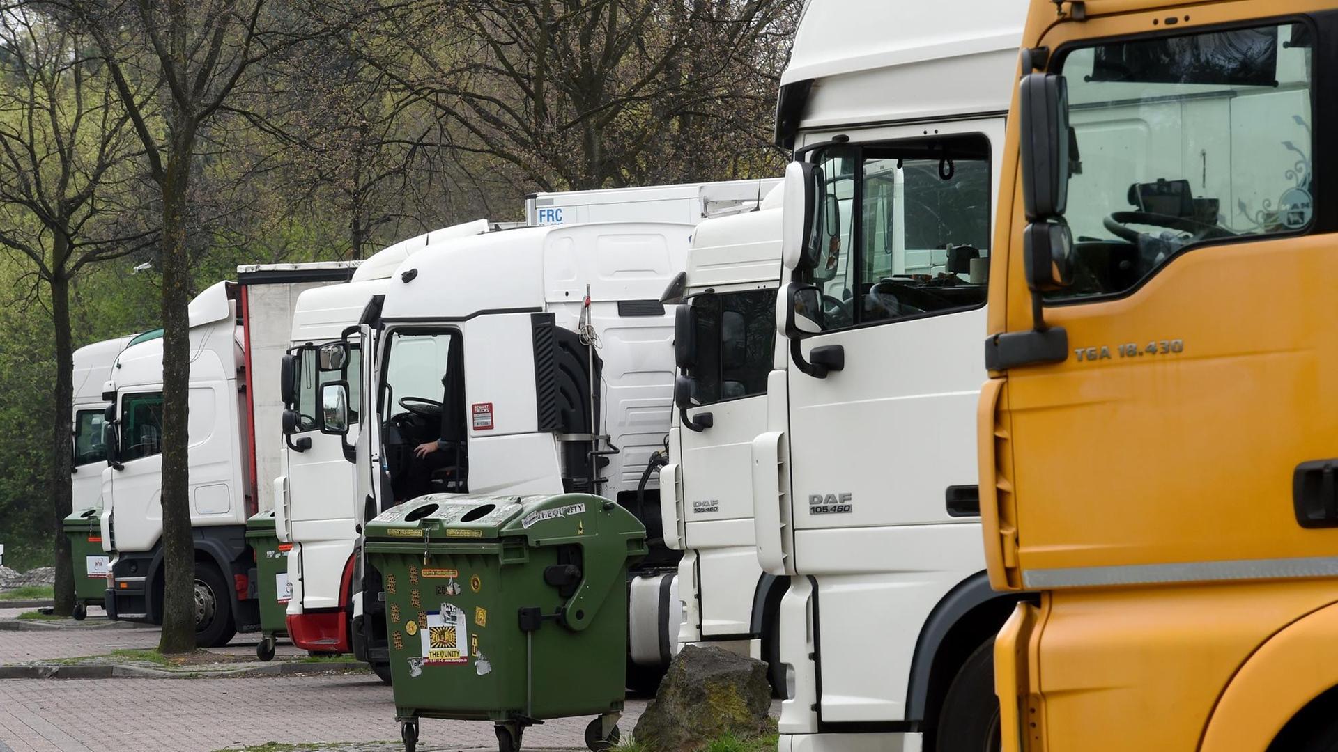 Lastwagen sind an der Raststätte Hannover-Garbsen (Niedersachsen) an der Bundesautobahn 2 abgestellt. Lastwagen sind an der Raststätte Hannover-Garbsen (Niedersachsen) an der Bundesautobahn 2 abgestellt.