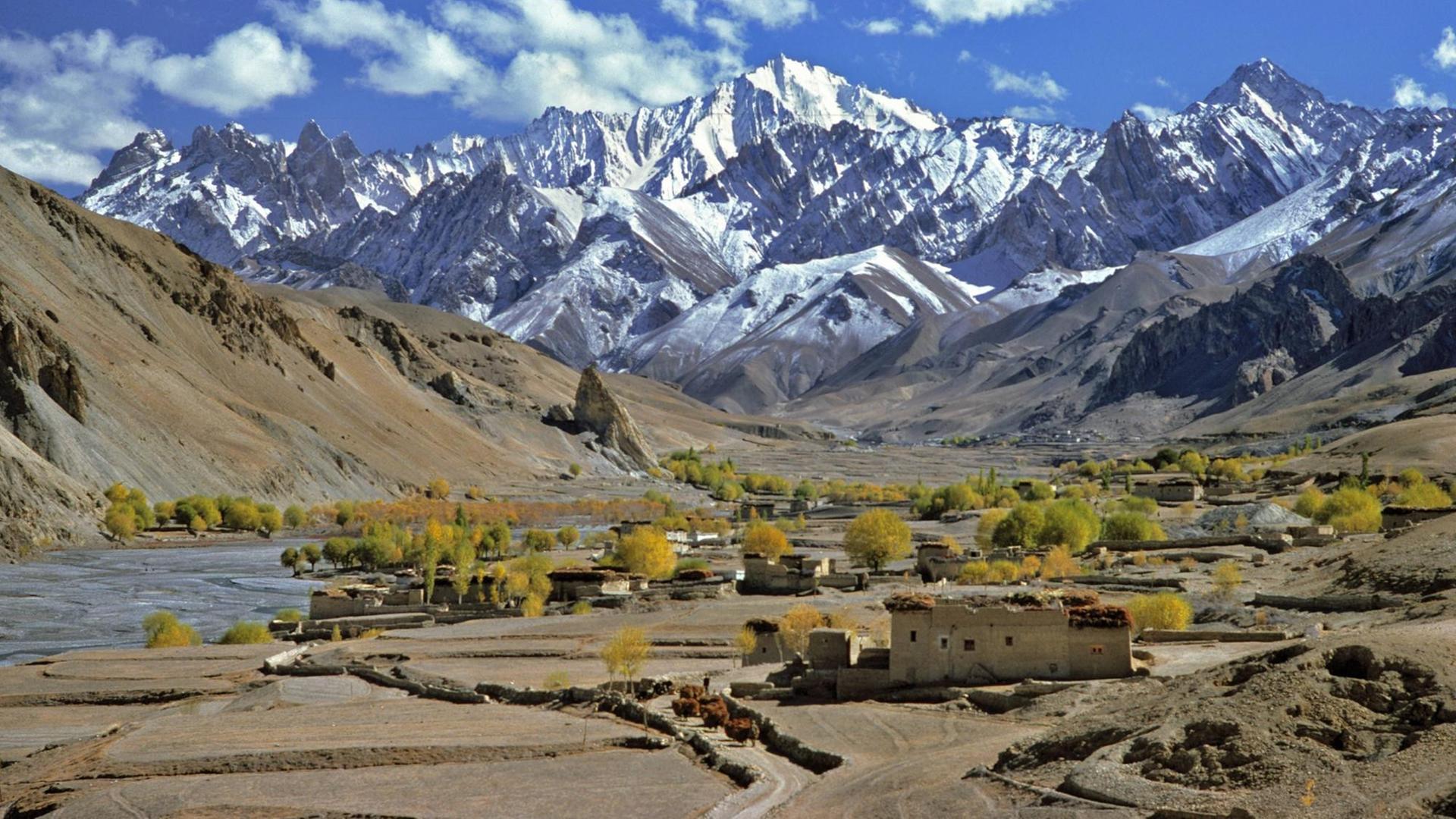 Ein Teil des Dorfes Bodh Kharbu in Ladakh (Nordindien). Im Hintergrund das Himalaya-Gebirge.