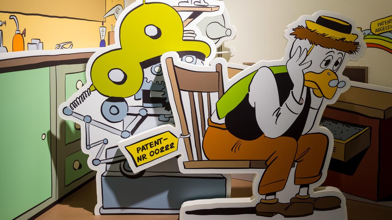 Ein Abbild der Comicfigur "Daniel Düsentrieb" ist im Erika-Fuchs-Haus in Schwarzenbach an der Saale zu sehen. Ein Abbild der Comicfigur "Daniel Düsentrieb" ist im Erika-Fuchs-Haus in Schwarzenbach an der Saale zu sehen.