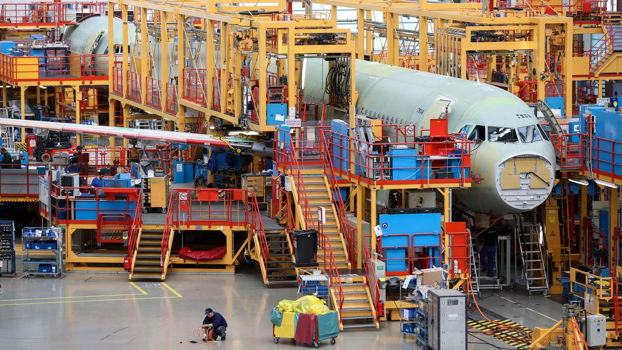 Airbus Beschäftigte arbeiten am 14.07.2017 in Hamburg im Airbus Werk in Finkenwerder in der Endmontagelinie der Airbus A320 Familie. 