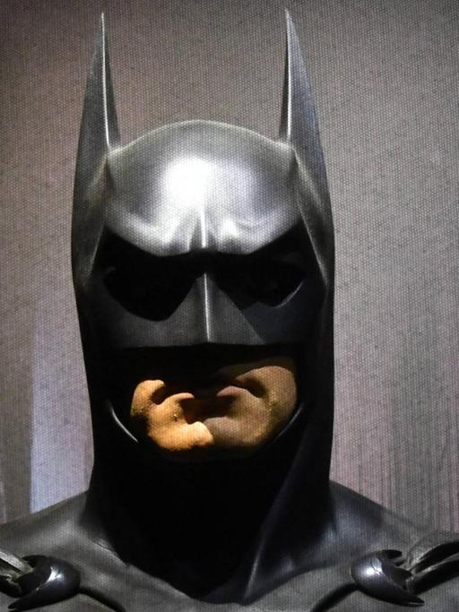 Ein Batman-Kostüm, das von Schauspieler George Clooney in dem Film "Batman & Robin" von 1997 getragen wurde.