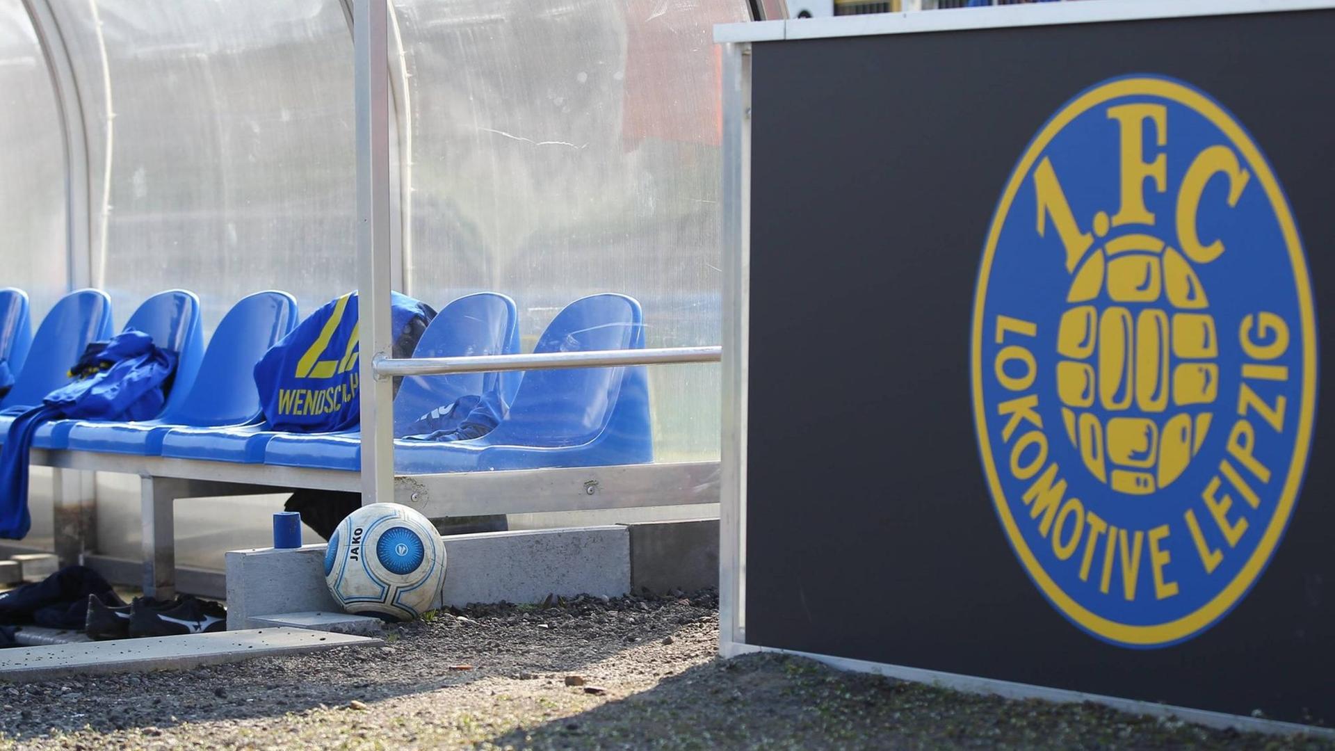 Die Auswechselbank und das Logo von Lokomotive Leipzig im Bruno-Plache-Stadion Die Auswechselbank und das Logo von Lokomotive Leipzig im Bruno-Plache-Stadion
