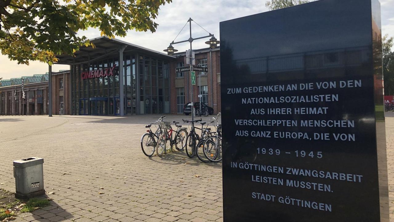 Gedenkstein vor der "Lokhalle" in Göttingen mit der Inschrift: "Zum Gedenken an die von den Nationalsozialisten aus ihrer Heimat verschleppten Menschen aus ganz Europa, die von 1935 - 1945 in Göttingen Zwangsarbeit leisten mussten. Stadt Göttingen" Gedenkstein vor der "Lokhalle" in Göttingen mit der Inschrift: "Zum Gedenken an die von den Nationalsozialisten aus ihrer Heimat verschleppten Menschen aus ganz Europa, die von 1935 - 1945 in Göttingen Zwangsarbeit leisten mussten. Stadt Göttingen"