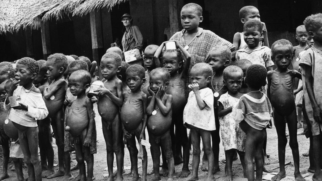 Biafra 1970: Hungernde Kinder warten auf eine Mahlzeit