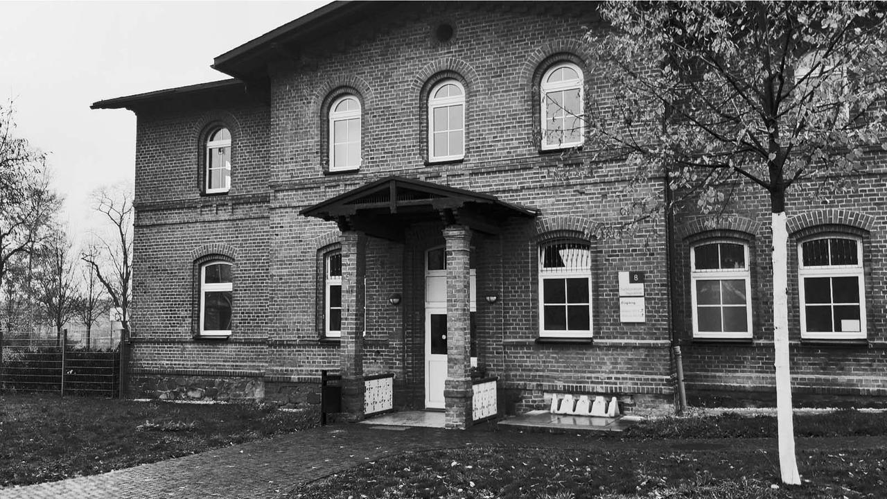 Altscherbitz Station 19 - Zu DDR-Zeiten Ort einer Verwahrpsychiatrie für behinderte Kinder. Heute ist im Gebäude eine Tagesklinik für Suchtpatienten.