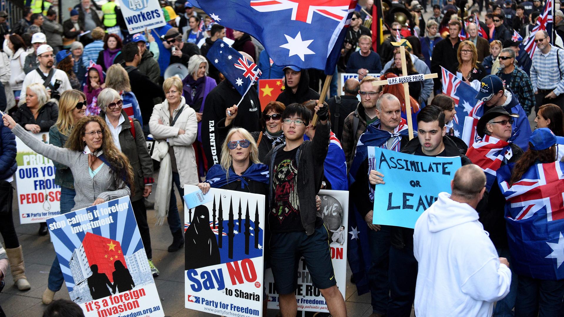 Teilnehmer einer "Reclaim Australia"-Kundgebung in Sydney. Teilnehmer einer "Reclaim Australia"-Kundgebung in Sydney.