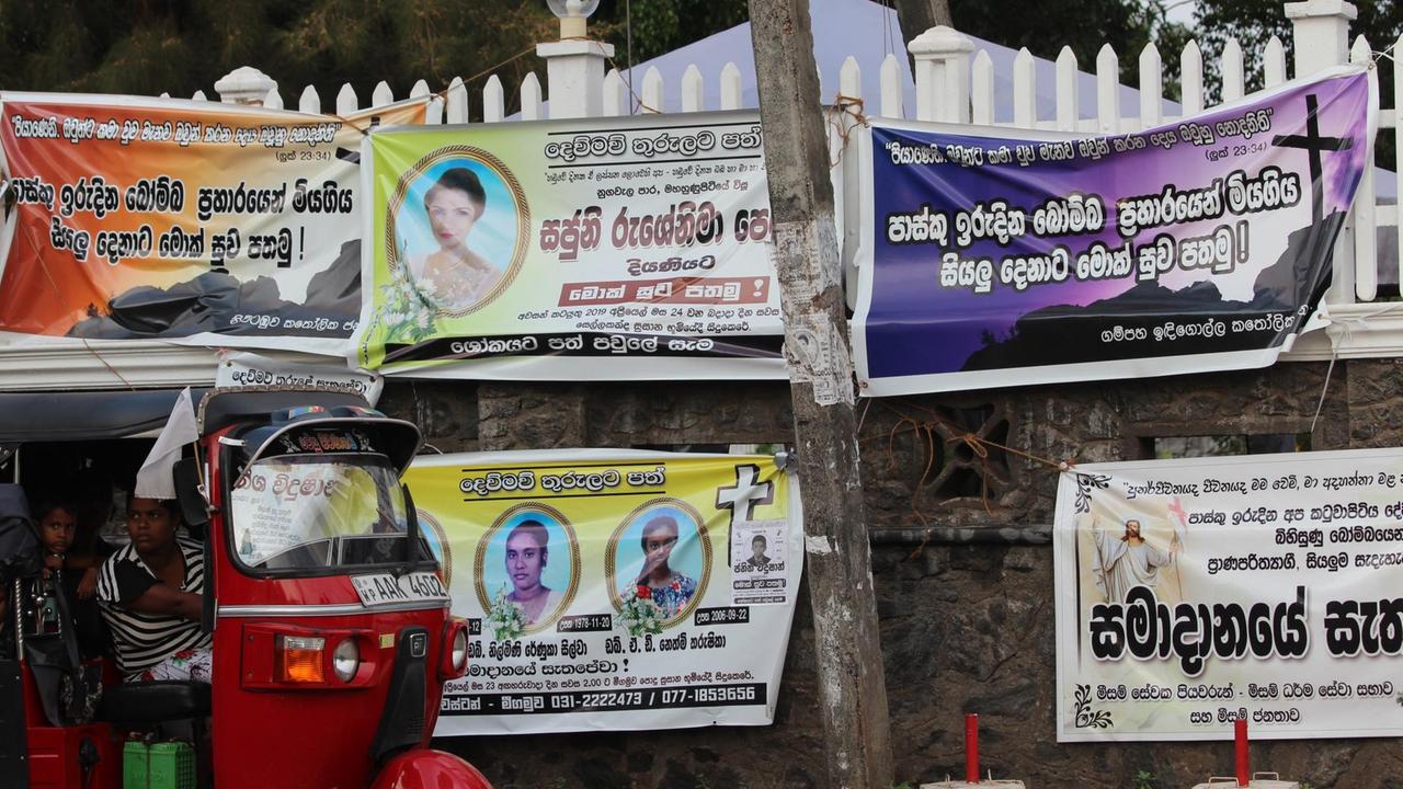 An der Kirche St. Sebastian in Negombo hängen Fotos der Opfer der Attentate.