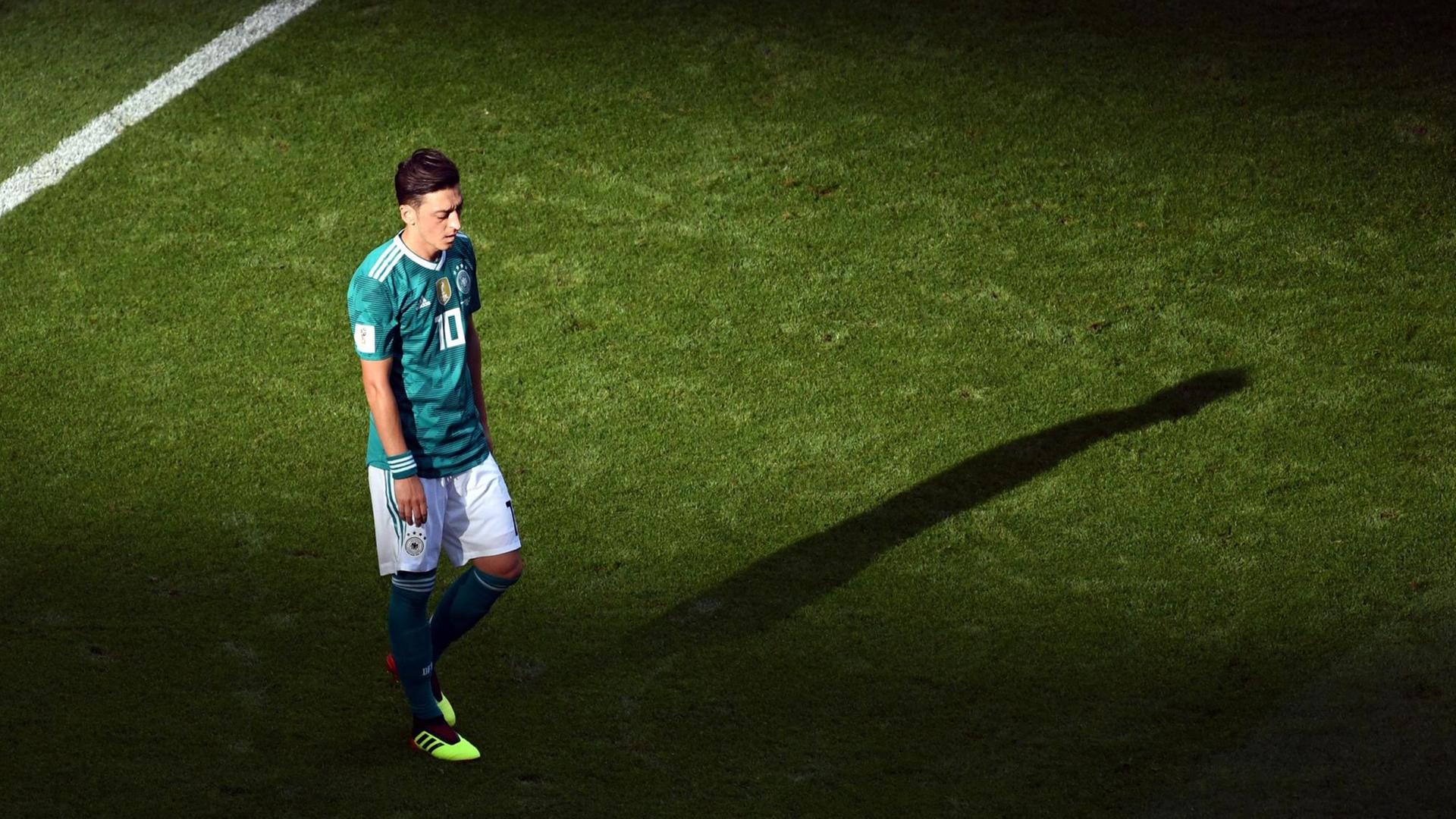 Deutschland in der Kasan-Arena. Mesut Özil aus Deutschland geht über den Platz. Deutschland in der Kasan-Arena. Mesut Özil aus Deutschland geht über den Platz.