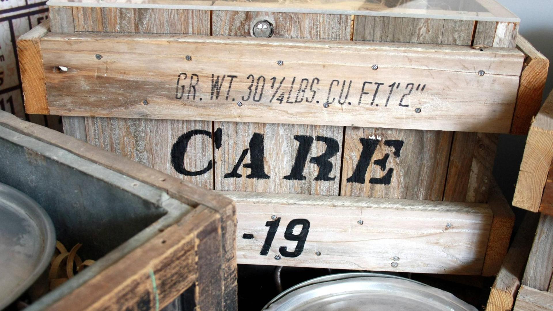 CARE Pakete und Holzkisten, die die US Zivilbevölkerung und Hilfsorganisationen den Deutschen nach Ende des zweiten Weltkrieges zur Verfügung gestellt hatten. CARE Pakete und Holzkisten, die die US Zivilbevölkerung und Hilfsorganisationen den Deutschen nach Ende des zweiten Weltkrieges zur Verfügung gestellt hatten.
