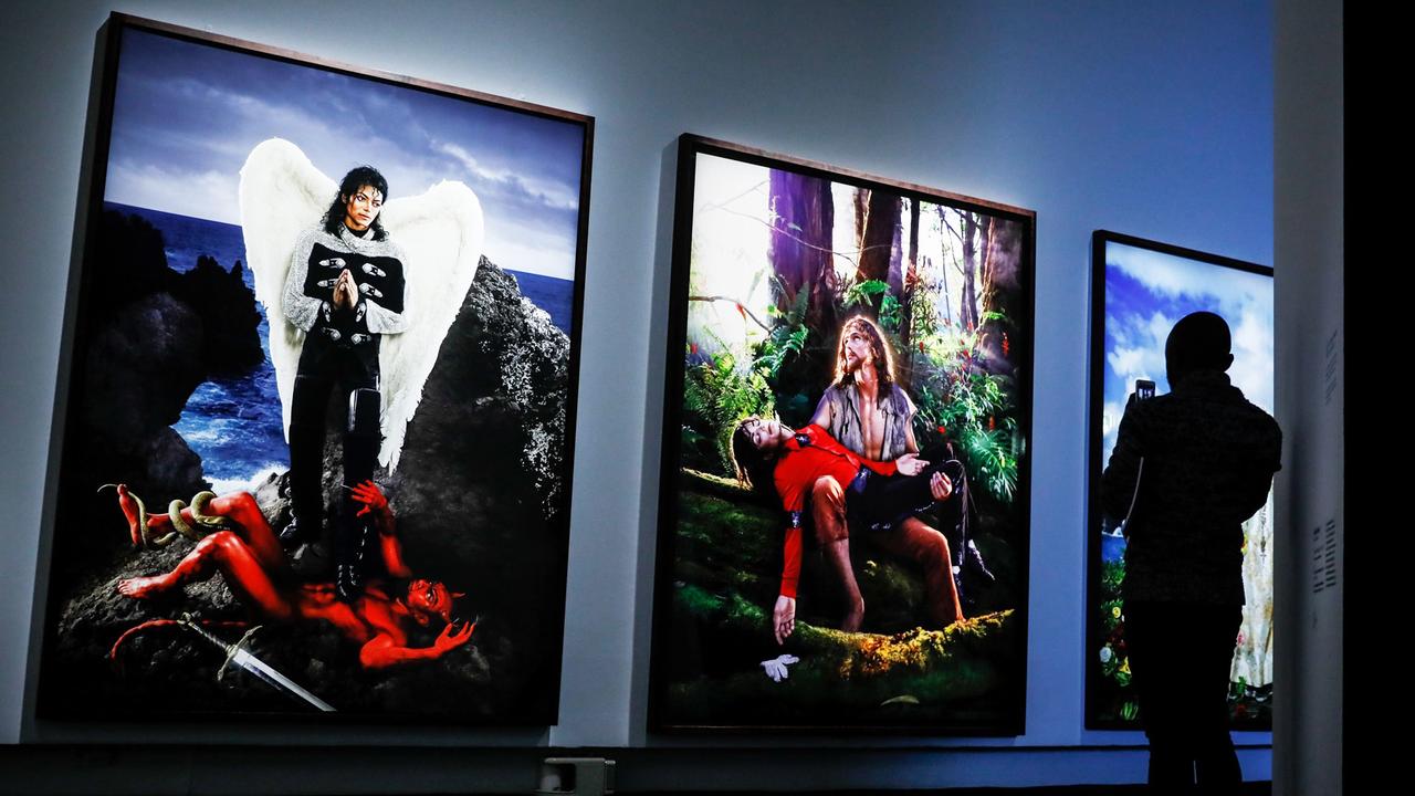 Blick in die Ausstellung "On the Wall" über Michael Jackson im Grand Palais Museum in Paris Blick in die Ausstellung "On the Wall" über Michael Jackson im Grand Palais Museum in Paris