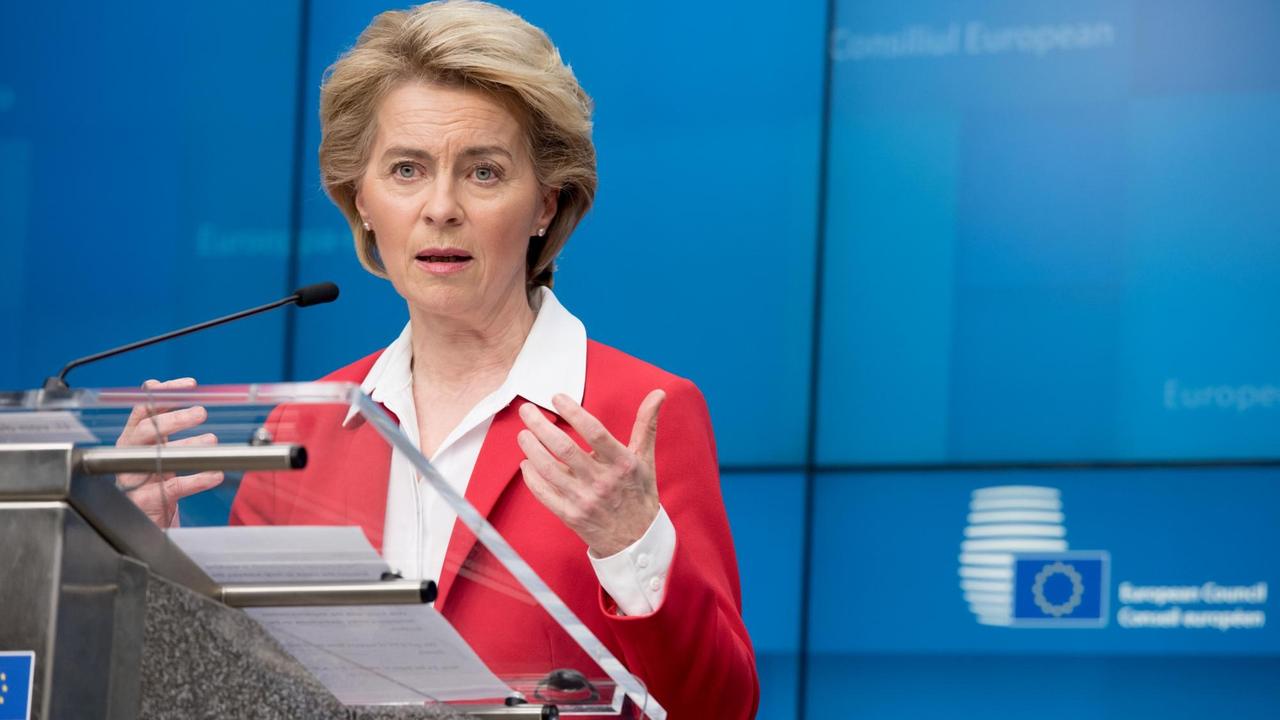 Ursula von der Leyen spricht an einem Stehpult. Ursula von der Leyen spricht an einem Stehpult.